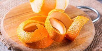 Por que recomendam colocar cascas de laranja na geladeira e para que servem