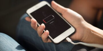 As configurações padrão do seu iPhone estão secretamente acabando com a bateria. Aqui está a solução