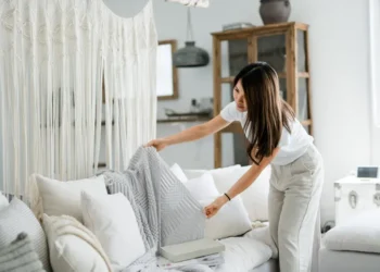 Psicologia explica o que revela sobre você nunca receber visitas em casa