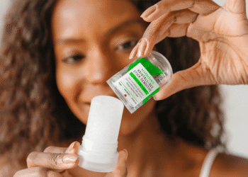 Adeus ao desodorante em spray: o produto que está ganhando espaço no mundo todo