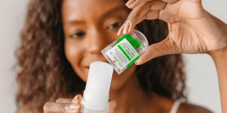 Adeus ao desodorante em spray: o produto que está ganhando espaço no mundo todo