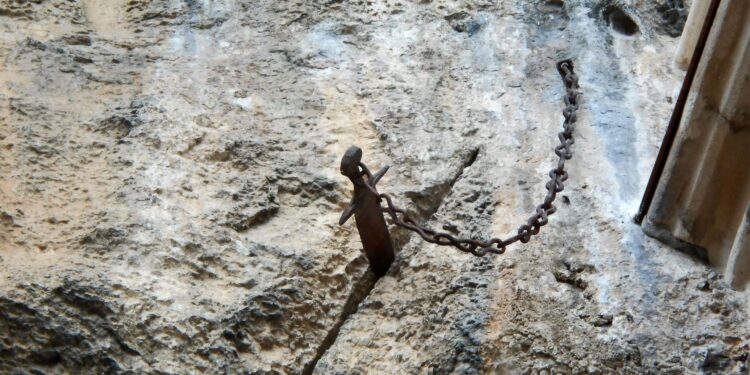 Descobriram uma espada medieval perdida que pode confirmar a maior lenda de todos os tempos