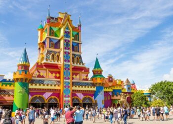 Parque com mais de 100 brinquedos, é o maior da América, derrotou a Disney e está bem aqui no Brasil