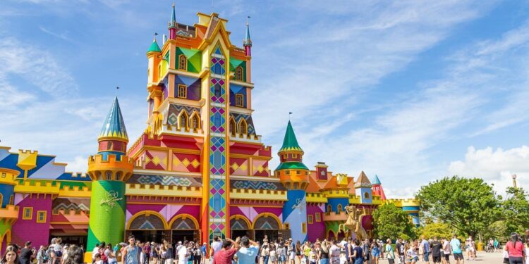 Parque com mais de 100 brinquedos, é o maior da América, derrotou a Disney e está bem aqui no Brasil