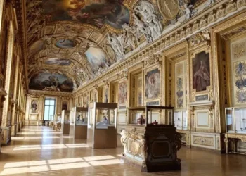 Série da Netflix fez igual os Simpsons e "previu" o roubo no Museu do Louvre