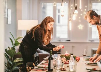O que significa limpar a mesa depois de comer na casa de outra pessoa, segundo a psicologia?