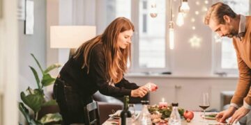 O que significa limpar a mesa depois de comer na casa de outra pessoa, segundo a psicologia?