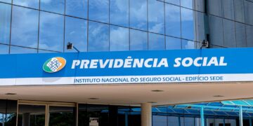 O governo federal anunciou que, a partir de 2026, o salário mínimo no Brasil será reajustado para R$ 1.631. A medida faz parte do Projeto da Lei Orçamentária Anual (PLOA) de 2026 e visa impactar diretamente aposentadorias, pensões e outros benefícios vinculados, aumentando o poder de compra dos brasileiros, especialmente daqueles com mais de 65 anos. Esse reajuste também reflete a inflação prevista de 3,6% e um ganho real adicional de 2,5%. Benefícios do Salário Mínimo para Idosos O aumento de R$ 1.518 para R$ 1.631 no salário mínimo promete melhoras significativas nas condições financeiras dos idosos que dependem desses valores para suas despesas básicas. Com o reajuste, despesas como medicamentos, alimentação e transporte poderão se tornar mais acessíveis, proporcionando maior autonomia financeira. Além de um impacto econômico pessoal, esse aumento simboliza um fortalecimento das políticas públicas voltadas para a terceira idade, aliviando parte da carga econômica desta faixa etária. A medida também pode contribuir positivamente para o consumo interno, promovendo um ciclo de desenvolvimento socioeconômico. Importância da Redistribuição de Renda O salário mínimo continua sendo uma ferramenta chave na redistribuição de renda no Brasil. Com o aumento planejado, ele vai além de uma simples correção da inflação, tornando-se um suporte econômico para os idosos que não possuem outras fontes de renda significativas. Ao reforçar a segurança financeira desse grupo, o governo reafirma seu compromisso com a qualidade de vida dos cidadãos mais vulneráveis. No PLOA de 2026, estão previstos mais de R$ 378 bilhões para saúde e educação. Este orçamento sublinha a importância de atender às necessidades básicas do público e continuar a desenvolver políticas inclusivas. Contexto Econômico e Projeções O PLOA de 2026 projeta um crescimento do Produto Interno Bruto (PIB) de 2,44%. O documento também estabelece limites rigorosos para as despesas primárias do governo para garantir um equilíbrio fiscal, sem descuidar dos investimentos essenciais. Essa estratégia visa manter a sustentabilidade dos reajustes salariais a longo prazo, mesmo diante dos desafios econômicos. Ao combinar responsabilidade fiscal com investimentos estratégicos, o Brasil tenta conciliar expectativas sociais com a necessidade de um desenvolvimento econômico balanceado. Este movimento demonstra o compromisso governamental em aprimorar tanto as condições de vida quanto a estabilidade econômica. Perspectivas Finais Com a aprovação do aumento do salário mínimo, que entrará em vigor no início de 2026, os idosos esperam viver com mais dignidade e segurança financeira. A tramitação orçamentária está progredindo conforme o cronograma estabelecido no Congresso, reforçando a expectativa de que o novo piso salarial esteja efetivamente em vigor no prazo previsto. O reajuste reflete a importância de estratégias que incentivem um desenvolvimento econômico sólido e inclusivo, sinalizando que o país está atento às necessidades dos seus cidadãos mais vulneráveis. Dados concretos e uma perspectiva de estabilidade futura são os pilares que garantirão o sucesso dessa política incrementada no novo orçamento.
