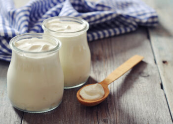 Não são a mesma coisa: qual é a diferença entre um iogurte natural e um iogurte grego