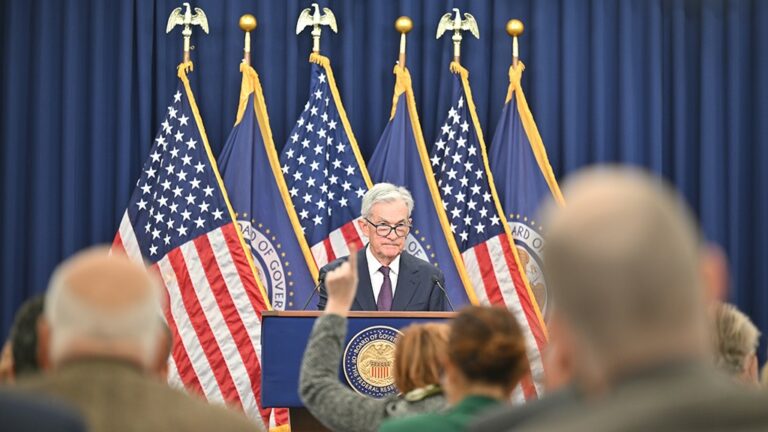 EUA cortam taxa de juros, mas Fed sinaliza cautela