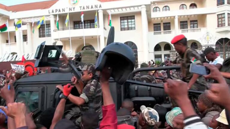 Madagascar: 22 mortos, presidente desaparecido e adesão do exército a protestos