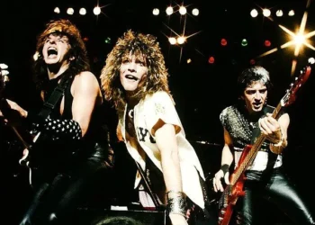 Cantor que marcou geração na década de 80 retorna aos palcos após uma cirurgia nas cordas vocais