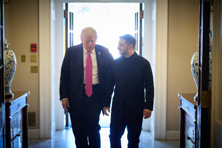 Zelensky celebra sanções de EUA e UE contra a Rússia