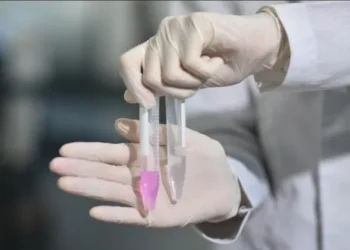 Canudo que detecta metanol em bebidas chega ao Brasil: saiba como funciona