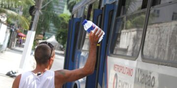 Golpe da água adulterada: não compre mais garrafas no semáforo