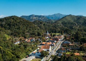 A hipnótica vila do Brasil com cachoeiras e Mata Atlântica: um lugar místico de montanhas e rios cristalinos
