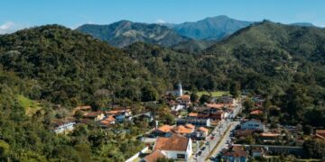 A hipnótica vila do Brasil com cachoeiras e Mata Atlântica: um lugar místico de montanhas e rios cristalinos