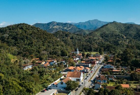 A hipnótica vila do Brasil com cachoeiras e Mata Atlântica: um lugar místico de montanhas e rios cristalinos