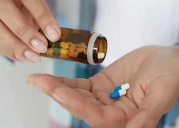 Nova ameaça à vista? Organização Mundial da Saúde faz alerta urgente ao planeta Essa tendência representa uma ameaça significativa aos avanços médicos e destaca a necessidade de utilizar antibióticos com responsabilidade. O impacto é mais severo em regiões como o sul da Ásia e o Oriente Médio, onde cerca de um terço das infecções já são resistentes às terapias tradicionais. A crise não poupa o Brasil, onde o uso indiscriminado de antibióticos continua a agravar a situação. Globalmente, a resistência aos antibióticos é responsável por mais de 1 milhão de mortes ao ano, segundo dados divulgados pela OMS. IA como ferramenta no combate às infecções Enquanto a resistência bacteriana avança, a inteligência artificial (IA) surge como uma aliada valiosa no desenvolvimento de novos antibióticos. Pesquisadores conseguiram gerar 36 milhões de moléculas, identificando algumas que apresentam potencial para enfrentar infecções resistentes como o MRSA (Staphylococcus aureus resistente à meticilina). Embora os novos compostos ainda precisem passar por extensos testes antes de serem usados clinicamente, a velocidade na identificação de potenciais candidatos promete acelerar o processo de descoberta. Esta é uma vantagem importante, dado que muitos dos atuais antibióticos são derivados de fórmulas desenvolvidas há décadas. Barreiras no desenvolvimento de novas terapias O desenvolvimento de novos antibióticos, mesmo com o auxílio da IA, enfrenta desafios financeiros e regulatórios. A indústria farmacêutica é frequentemente hesitante em investir devido ao retorno financeiro limitado, uma vez que esses medicamentos são geralmente usados com parcimônia para evitar a resistência. Isso pode retardar a introdução de novos tratamentos no mercado. Além disso, a segurança e eficácia dos novos compostos devem ser comprovadas por rigorosos testes pré-clínicos e clínicos antes que possam ser oferecidos ao público. Este processo é frequentemente extenso e caro, mas a necessidade de novas drogas para combater superbactérias justifica tais esforços e investimentos. Perspectivas futuras no controle de superbactérias A Organização das Nações Unidas (ONU) projeta um cenário alarmante: até 2050, sem intervenções, as mortes associadas à resistência a antibióticos podem chegar a 8,22 milhões por ano. Este dado ressalta a urgência de desenvolver novas soluções médicas e implementar políticas de uso racional de antibióticos. A resistência bacteriana é uma questão de saúde pública global que demanda colaboração entre países, indústrias e sociedade. Medidas como o uso responsável de antibióticos e apoio à pesquisa em biotecnologia são passos essenciais para conter essa ameaça crescente.