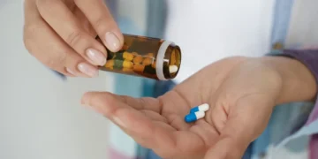 Nova ameaça à vista? Organização Mundial da Saúde faz alerta urgente ao planeta Essa tendência representa uma ameaça significativa aos avanços médicos e destaca a necessidade de utilizar antibióticos com responsabilidade. O impacto é mais severo em regiões como o sul da Ásia e o Oriente Médio, onde cerca de um terço das infecções já são resistentes às terapias tradicionais. A crise não poupa o Brasil, onde o uso indiscriminado de antibióticos continua a agravar a situação. Globalmente, a resistência aos antibióticos é responsável por mais de 1 milhão de mortes ao ano, segundo dados divulgados pela OMS. IA como ferramenta no combate às infecções Enquanto a resistência bacteriana avança, a inteligência artificial (IA) surge como uma aliada valiosa no desenvolvimento de novos antibióticos. Pesquisadores conseguiram gerar 36 milhões de moléculas, identificando algumas que apresentam potencial para enfrentar infecções resistentes como o MRSA (Staphylococcus aureus resistente à meticilina). Embora os novos compostos ainda precisem passar por extensos testes antes de serem usados clinicamente, a velocidade na identificação de potenciais candidatos promete acelerar o processo de descoberta. Esta é uma vantagem importante, dado que muitos dos atuais antibióticos são derivados de fórmulas desenvolvidas há décadas. Barreiras no desenvolvimento de novas terapias O desenvolvimento de novos antibióticos, mesmo com o auxílio da IA, enfrenta desafios financeiros e regulatórios. A indústria farmacêutica é frequentemente hesitante em investir devido ao retorno financeiro limitado, uma vez que esses medicamentos são geralmente usados com parcimônia para evitar a resistência. Isso pode retardar a introdução de novos tratamentos no mercado. Além disso, a segurança e eficácia dos novos compostos devem ser comprovadas por rigorosos testes pré-clínicos e clínicos antes que possam ser oferecidos ao público. Este processo é frequentemente extenso e caro, mas a necessidade de novas drogas para combater superbactérias justifica tais esforços e investimentos. Perspectivas futuras no controle de superbactérias A Organização das Nações Unidas (ONU) projeta um cenário alarmante: até 2050, sem intervenções, as mortes associadas à resistência a antibióticos podem chegar a 8,22 milhões por ano. Este dado ressalta a urgência de desenvolver novas soluções médicas e implementar políticas de uso racional de antibióticos. A resistência bacteriana é uma questão de saúde pública global que demanda colaboração entre países, indústrias e sociedade. Medidas como o uso responsável de antibióticos e apoio à pesquisa em biotecnologia são passos essenciais para conter essa ameaça crescente.