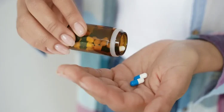 Nova ameaça à vista? Organização Mundial da Saúde faz alerta urgente ao planeta Essa tendência representa uma ameaça significativa aos avanços médicos e destaca a necessidade de utilizar antibióticos com responsabilidade. O impacto é mais severo em regiões como o sul da Ásia e o Oriente Médio, onde cerca de um terço das infecções já são resistentes às terapias tradicionais. A crise não poupa o Brasil, onde o uso indiscriminado de antibióticos continua a agravar a situação. Globalmente, a resistência aos antibióticos é responsável por mais de 1 milhão de mortes ao ano, segundo dados divulgados pela OMS. IA como ferramenta no combate às infecções Enquanto a resistência bacteriana avança, a inteligência artificial (IA) surge como uma aliada valiosa no desenvolvimento de novos antibióticos. Pesquisadores conseguiram gerar 36 milhões de moléculas, identificando algumas que apresentam potencial para enfrentar infecções resistentes como o MRSA (Staphylococcus aureus resistente à meticilina). Embora os novos compostos ainda precisem passar por extensos testes antes de serem usados clinicamente, a velocidade na identificação de potenciais candidatos promete acelerar o processo de descoberta. Esta é uma vantagem importante, dado que muitos dos atuais antibióticos são derivados de fórmulas desenvolvidas há décadas. Barreiras no desenvolvimento de novas terapias O desenvolvimento de novos antibióticos, mesmo com o auxílio da IA, enfrenta desafios financeiros e regulatórios. A indústria farmacêutica é frequentemente hesitante em investir devido ao retorno financeiro limitado, uma vez que esses medicamentos são geralmente usados com parcimônia para evitar a resistência. Isso pode retardar a introdução de novos tratamentos no mercado. Além disso, a segurança e eficácia dos novos compostos devem ser comprovadas por rigorosos testes pré-clínicos e clínicos antes que possam ser oferecidos ao público. Este processo é frequentemente extenso e caro, mas a necessidade de novas drogas para combater superbactérias justifica tais esforços e investimentos. Perspectivas futuras no controle de superbactérias A Organização das Nações Unidas (ONU) projeta um cenário alarmante: até 2050, sem intervenções, as mortes associadas à resistência a antibióticos podem chegar a 8,22 milhões por ano. Este dado ressalta a urgência de desenvolver novas soluções médicas e implementar políticas de uso racional de antibióticos. A resistência bacteriana é uma questão de saúde pública global que demanda colaboração entre países, indústrias e sociedade. Medidas como o uso responsável de antibióticos e apoio à pesquisa em biotecnologia são passos essenciais para conter essa ameaça crescente.