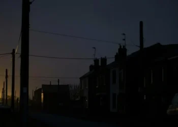 Sem luz e internet: Cientistas pedem que nos preparemos para apagão global ainda em 2025