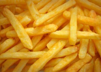 O truque para fazer batatas crocantes e douradas na air fryer