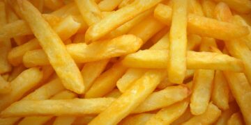 O truque para fazer batatas crocantes e douradas na air fryer