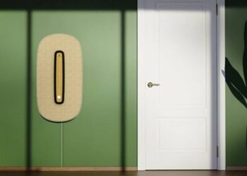 Diga adeus ao ar-condicionado: seu substituto chegou, e é mais eficiente e ecológico Desenvolvido para enfrentar os desafios ambientais, o sistema utiliza um método de resfriamento adiabático que elimina a necessidade de compressores e gases refrigerantes, reduzindo o consumo de energia em até cinco vezes em comparação aos aparelhos tradicionais, como ar-condicionados. Tecnologia sustentável e inovadora O sistema evaporativo indireto modificado da Caeli Energi não apenas economiza energia, mas também evita a emissão de gases poluentes, tornando-o uma escolha sustentável. Este desenvolvimento atende à demanda crescente por soluções que sejam eficientes em termos de energia e que não contribuem para o aquecimento global. O equipamento é flexível, adaptando-se a diversos tipos de edificações, de residências a grandes estruturas como hospitais. Expansão global e parcerias estratégicas A Caeli Energi já conquistou reconhecimento internacional, planejando expandir para países de clima quente como Brasil, Índia e Austrália até 2026. Essas regiões, onde o uso excessivo de energia elétrica em sistemas de resfriamento é uma preocupação, poderão se beneficiar da tecnologia. Benefícios econômicos e ambientais A tecnologia não só transforma a climatização tradicional, mas também promete reduzir as contas de energia. Isso resulta em economias para consumidores em regiões onde o controle da temperatura é um desafio constante. Além disso, a ausência de gases refrigerantes diminui a pegada de carbono, alinhando-se com os interesses ambientais de consumidores ecologicamente conscientes.