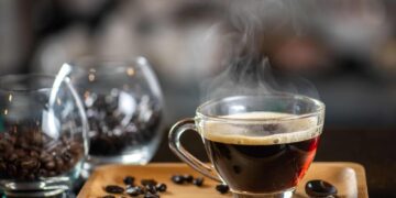 Tome muito cuidado! Estão te enganando ao colocar essa substância no seu café