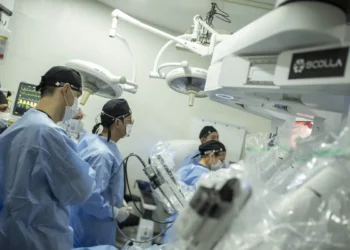 Cirurgia feita por um brasileiro foi considerada a maior do mundo e entrou para o livro dos recordes