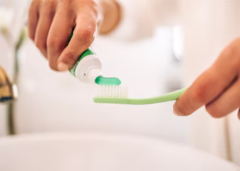 Pesquisadores alertam sobre risco preocupante presente em produtos dentais comuns: veja o que você precisa saber