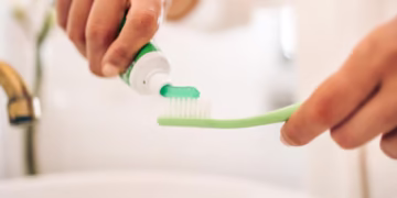 Pesquisadores alertam sobre risco preocupante presente em produtos dentais comuns: veja o que você precisa saber