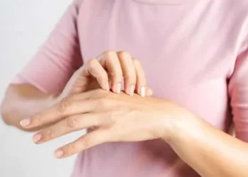 Mão direita coçando: o que isso significa?