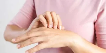 Mão direita coçando: o que isso significa?