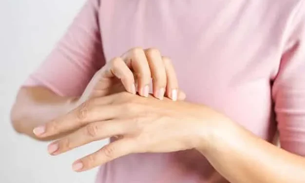 Mão direita coçando: o que isso significa?