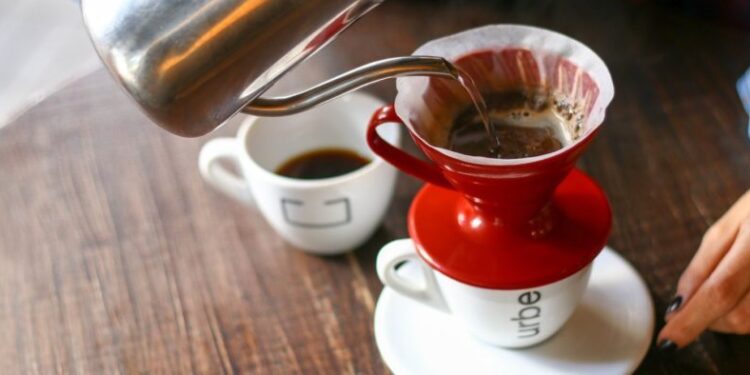 Enquanto bebidas alcoólicas foram contaminadas com metanol, poucos percebem isso no café