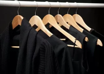 Roupas pretas desbotando? Este ingrediente comum é o segredo para mantê-las novas