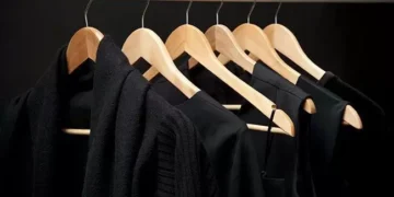Roupas pretas desbotando? Este ingrediente comum é o segredo para mantê-las novas