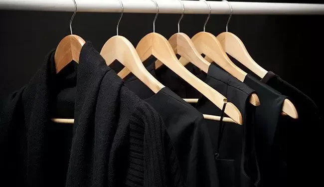 Roupas pretas desbotando? Este ingrediente comum é o segredo para mantê-las novas