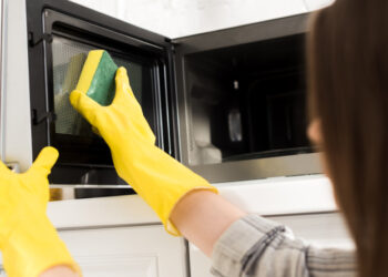 O truque infalível para limpar o micro-ondas e eliminar os odores da comida