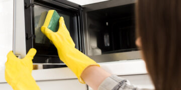 O truque infalível para limpar o micro-ondas e eliminar os odores da comida