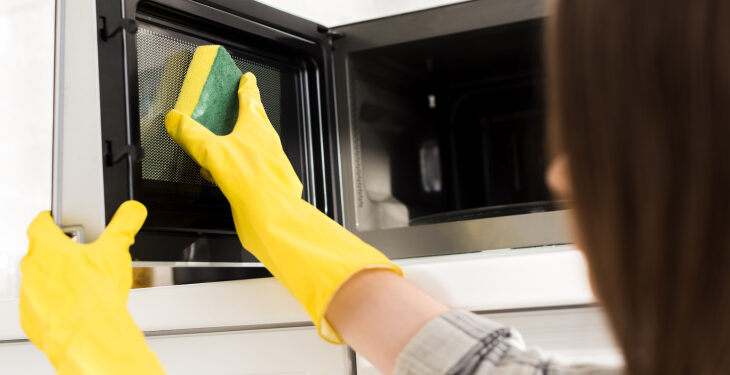 O truque infalível para limpar o micro-ondas e eliminar os odores da comida