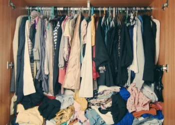 Especialistas revelam o que seu armário bagunçado diz sobre sua mente