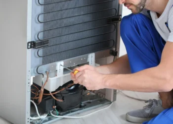 Poucos sabem: para que serve o pequeno furo que os freezers das geladeiras têm