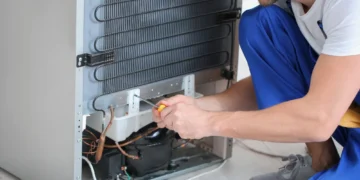 Poucos sabem: para que serve o pequeno furo que os freezers das geladeiras têm