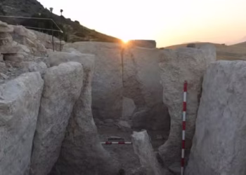 - Arqueólogos descobriram uma tumba de 5.000 anos cheia de tesouros antigos