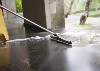 Não é por acaso: por que a água quente limpa melhor do que a fria