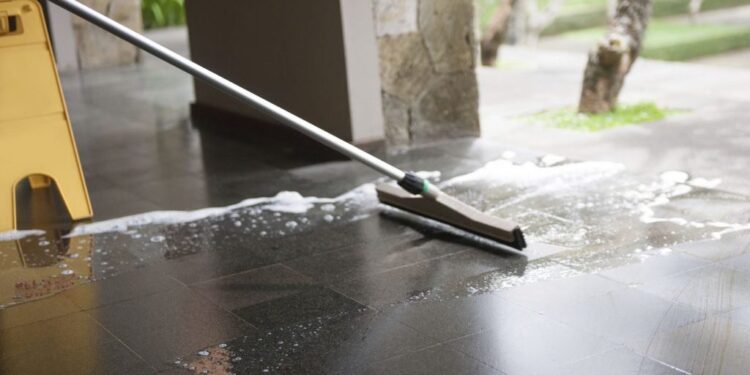 Não é por acaso: por que a água quente limpa melhor do que a fria