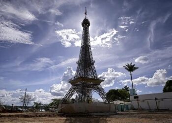 Cidade brasileira impressiona por ser parecida com Paris: tem até "Torre Eiffel" para visitar